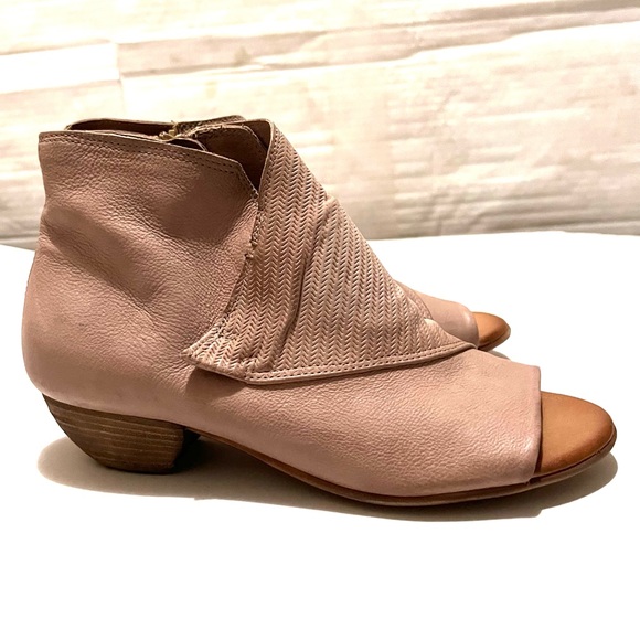 Miz Mooz Leather Peep Toe Ankle Zip Booties Boots Size 7W - Picture 1 of 15